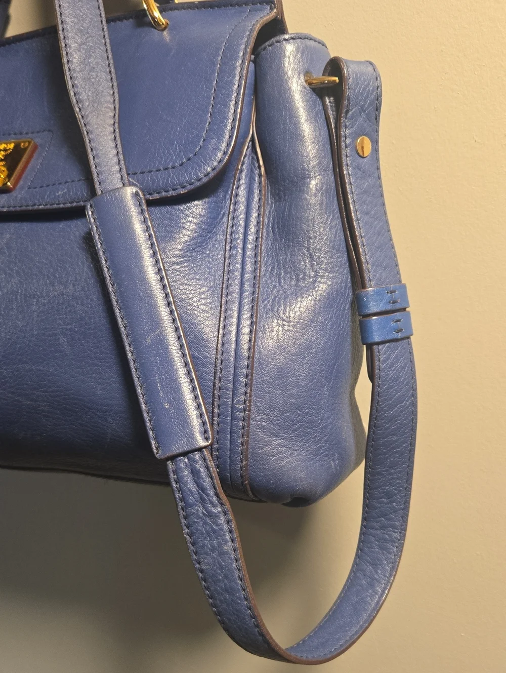 MCM tone silhouette gold